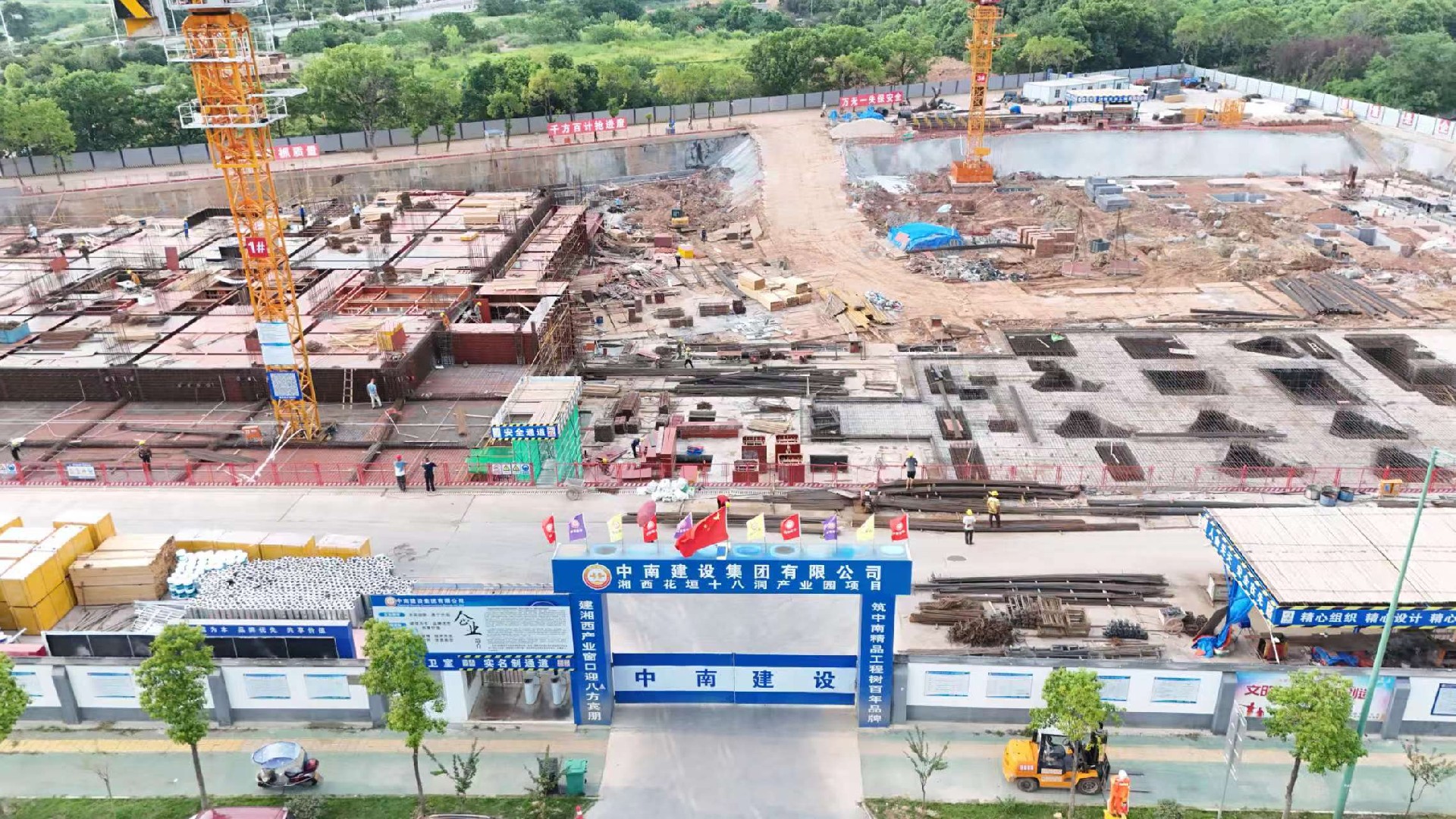 黨旗飄揚(yáng)鑄輝煌  匠心筑夢(mèng)十八洞 ——湘西花垣十八洞產(chǎn)業(yè)園項(xiàng)目支部建設(shè)專題報(bào)道